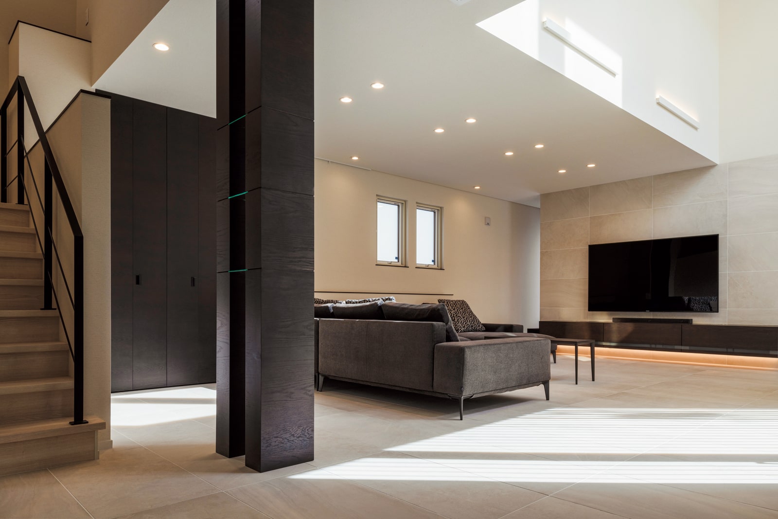 黒を基調とした約90坪の大空間は、オリジナル家具と白いタイルの床でコーディネートされ、上質な暮らしを演出している