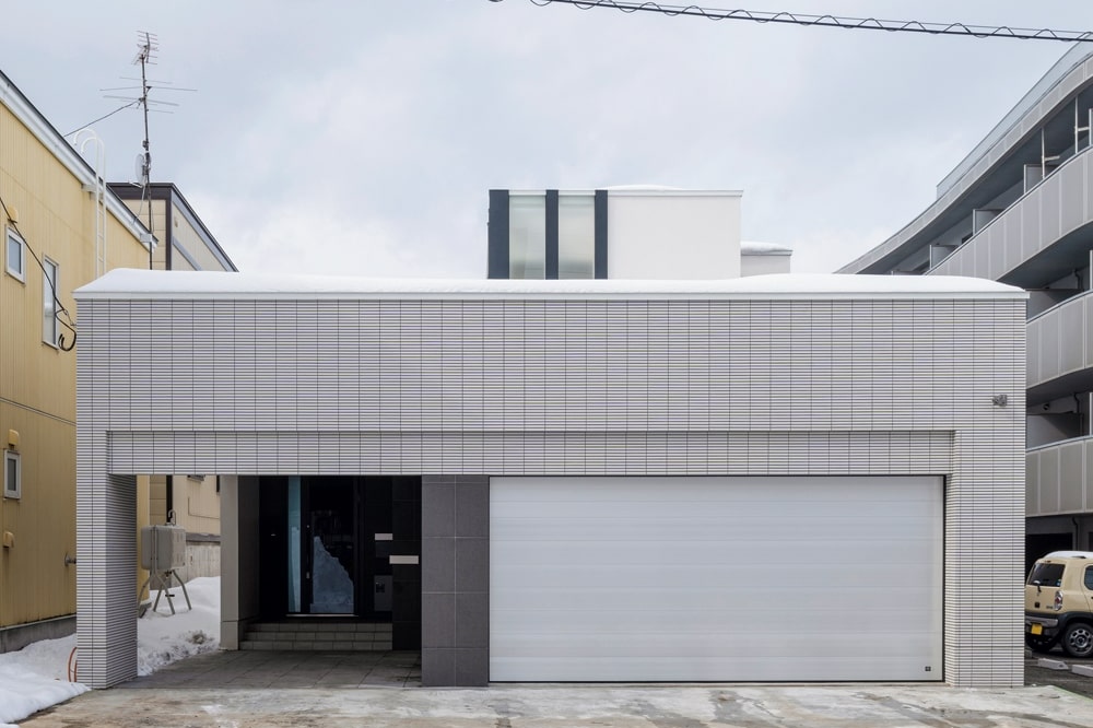 2021年2月に完成した牧野さん宅。家づくりにあたり牧野さんは、基礎や断熱、素材のことなど、家づくりのさまざまな部分を勉強したうえ、スター・ウェッジと一緒に悩み、考えることで、納得のいくカタチを導き出した