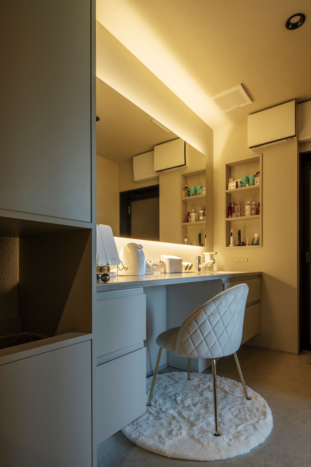 ドレッサーを兼ねた大きな鏡のある洗面台