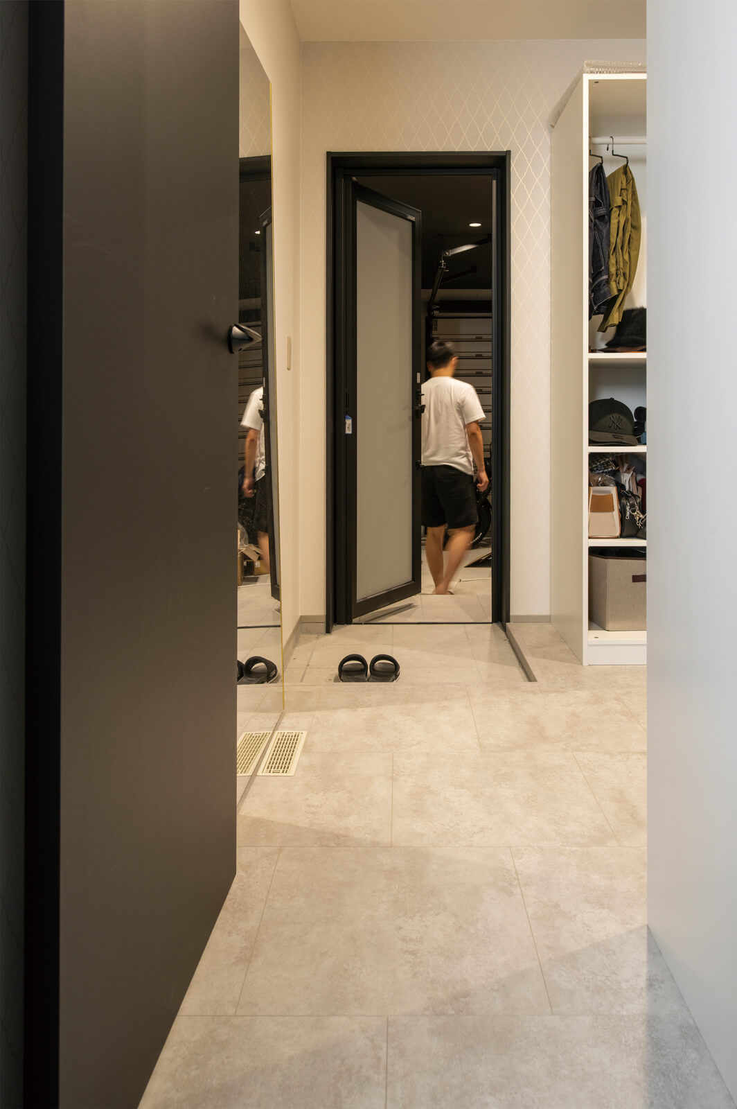 ウォークインクローゼット内にあるドアを介してガレージと行き来する