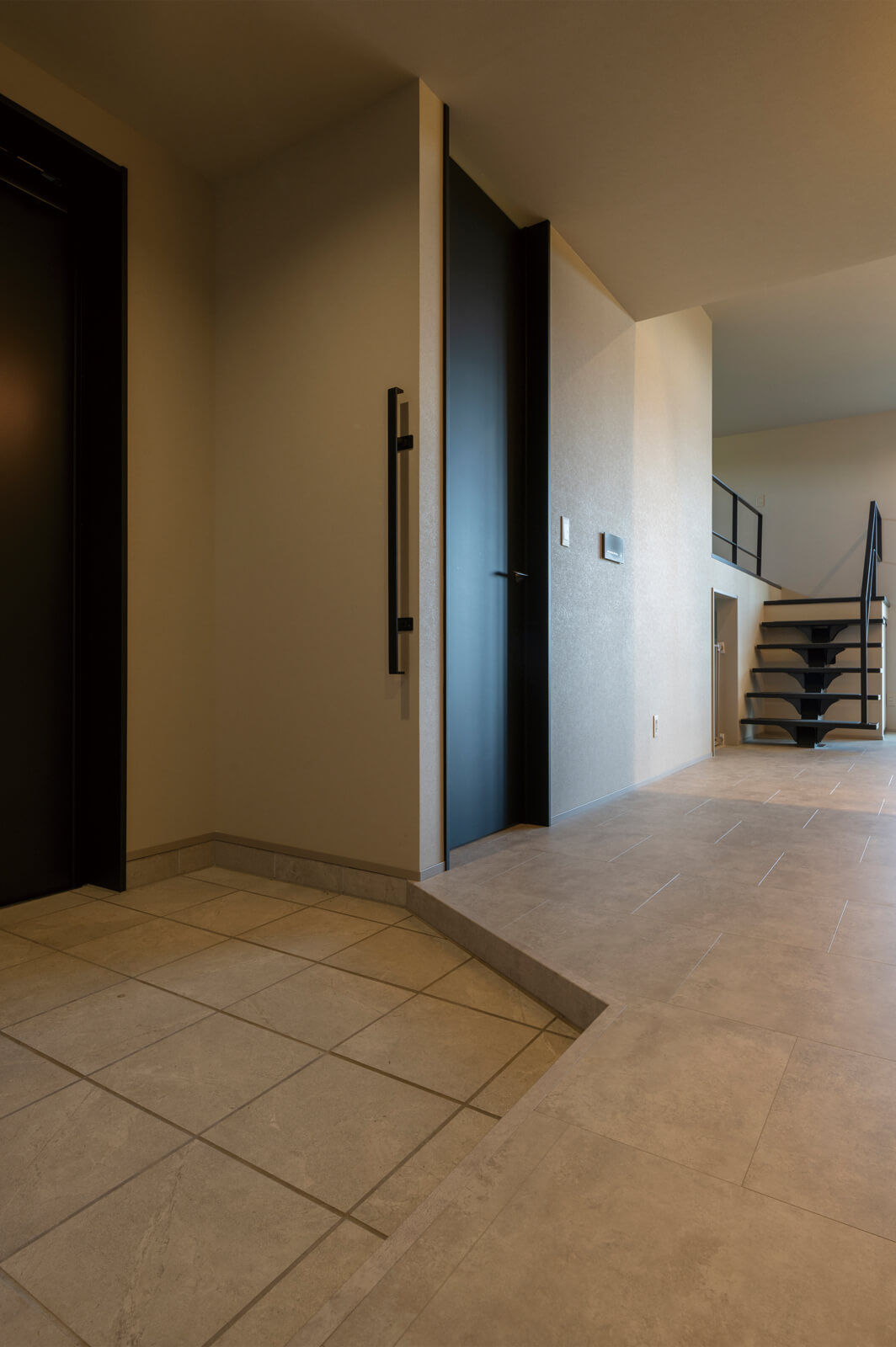 広く開放的な玄関は、将来を見据えて手すりを設置。歳を重ねても快適に過ごせるように、段差も小さくしている