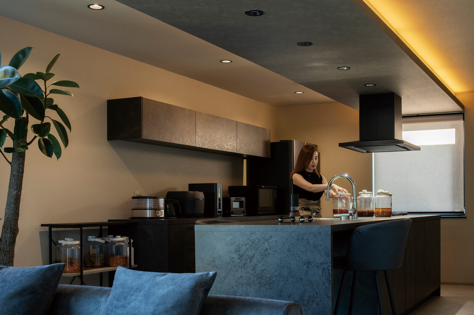 奥さんこだわりのグラフテクトのキッチンは、友人たちとともに発酵ドリンクづくりが楽しめるようにゆったりとしたスペースを確保した