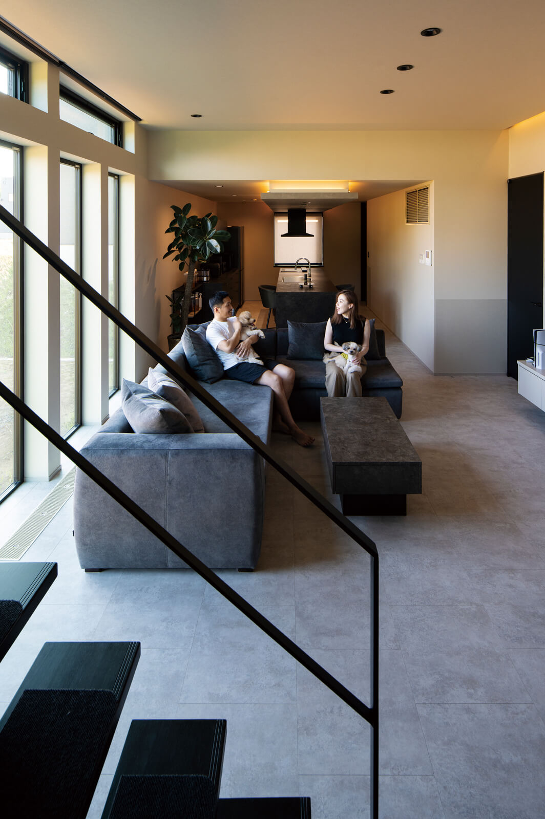 黒とグレーを基調に色数を絞った上質な空間は、窓から射し込む光が心地よい