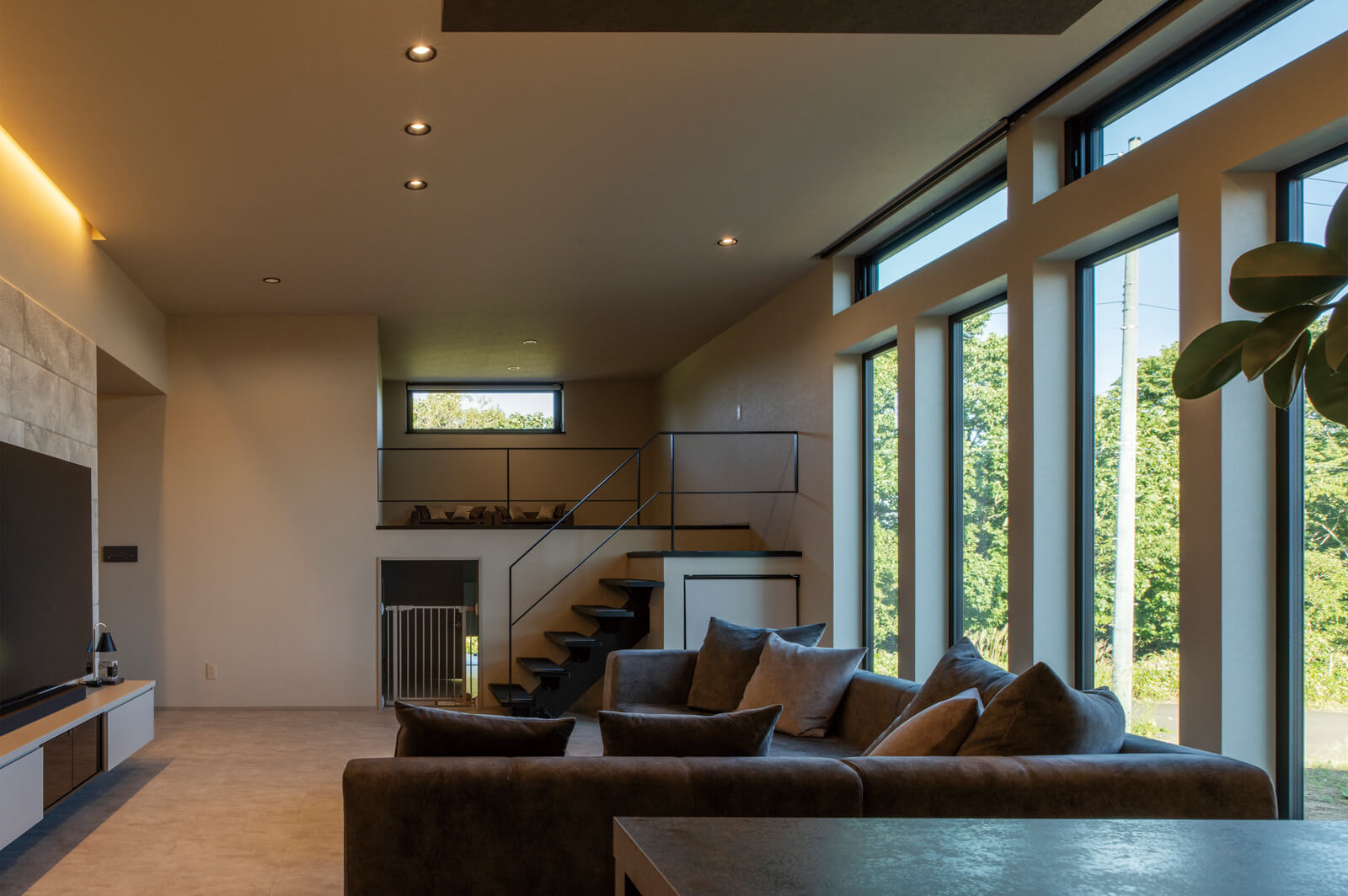 リビングの一角に設けたロフトは、階段の踏み板を黒く塗装し、統一感を出している