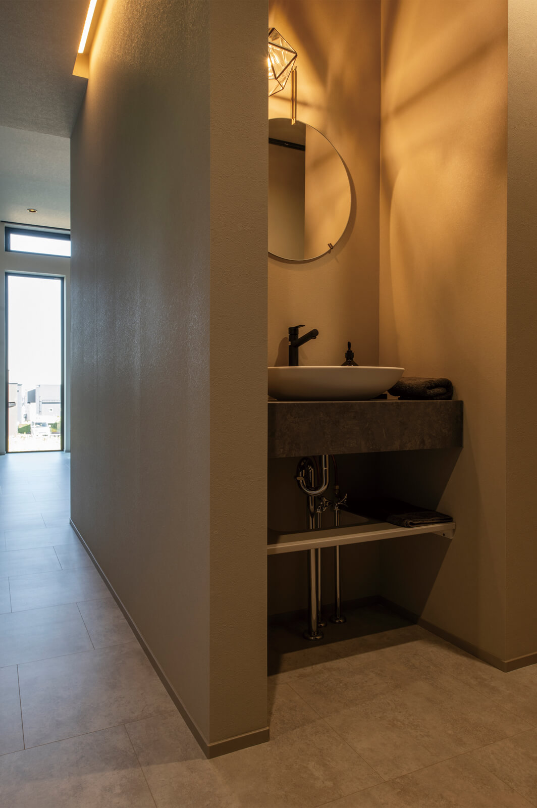 Tさんこだわりの洗面台。照明が美しい影をつくり出す