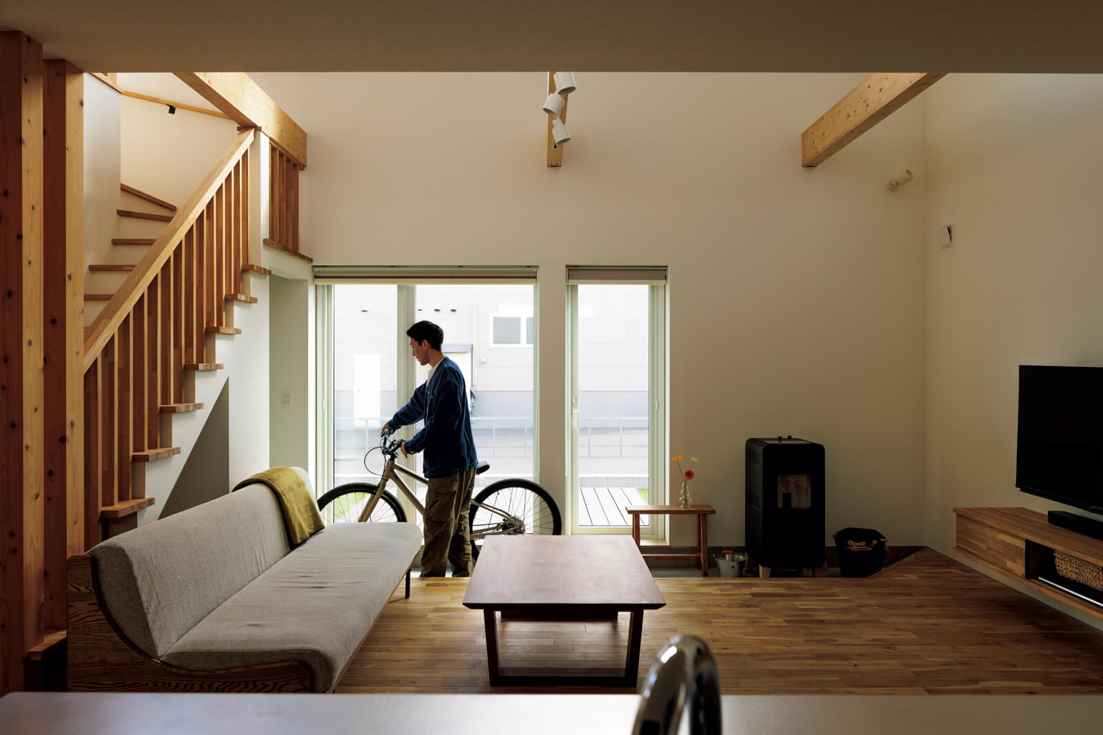 そのままウッドデッキや玄関を経由して外へ出られる細長い土間は、自転車置き場、メンテナンス空間としても重宝している