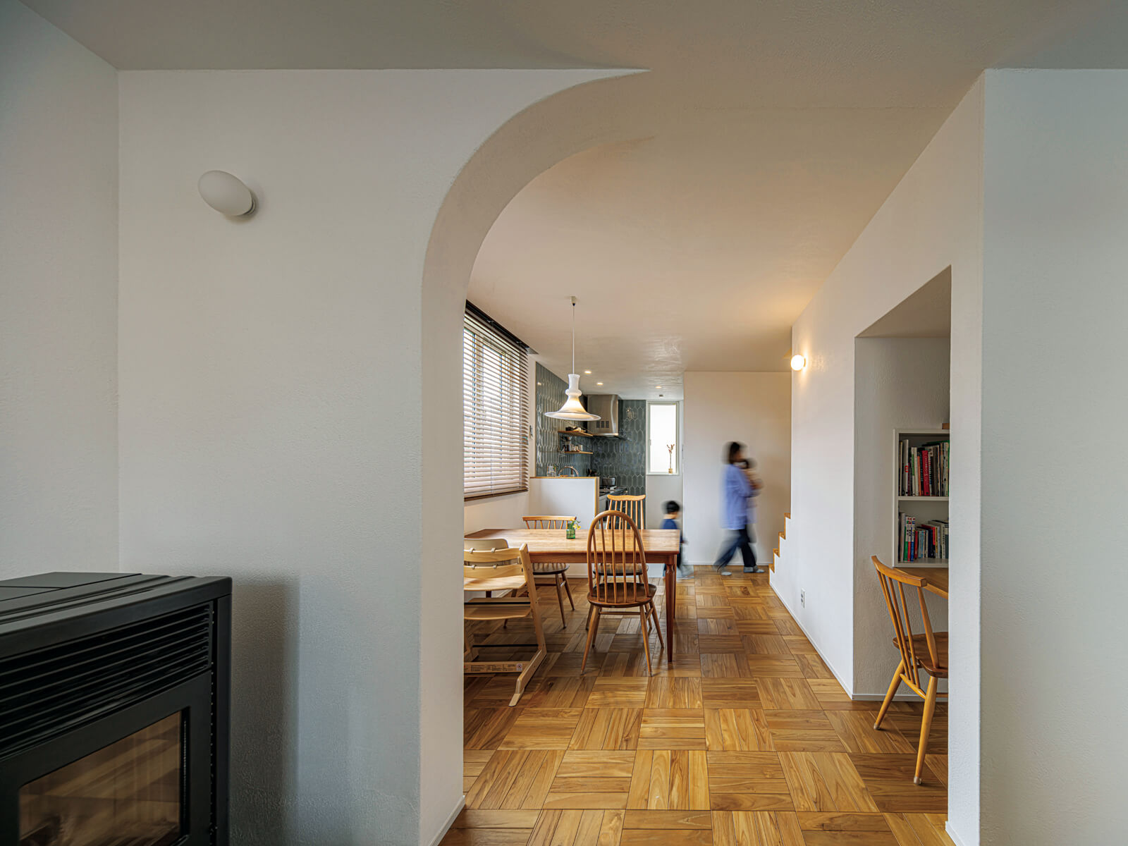 LDKは心地よいサイズ感。キッチンに立っていても、ダイニングやリビングで遊ぶお子さんたちの姿が視界に入るよう配慮されている