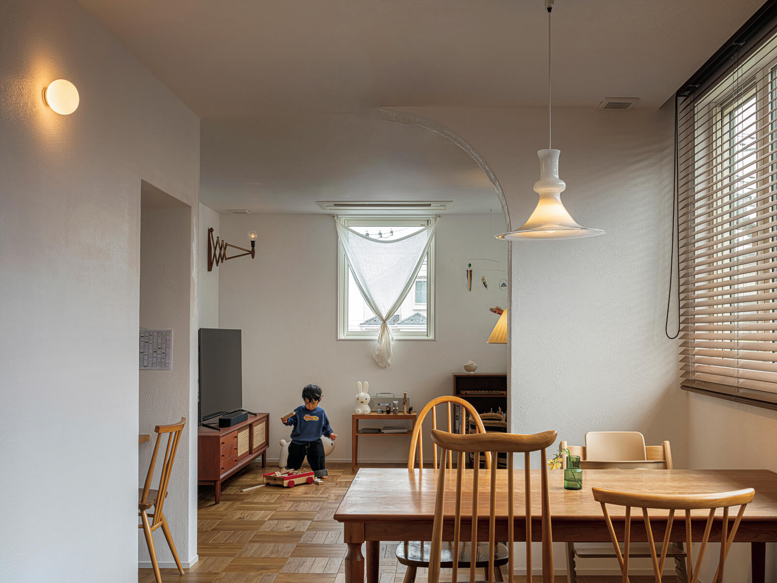 ダイニングとリビングの間は、アールにかたどられた壁で緩やかにゾーニング。あえて壁を立てることで、コンパクトな空間に奥行き感が生み出されている