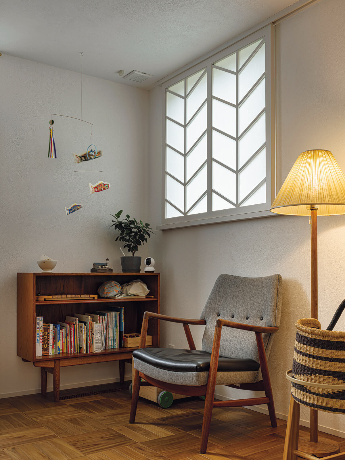 漆喰壁とパーケットフローリングのナチュラルな空間に北欧デザインの家具がなじむ。ワーロン紙を用いてデザインした窓の建具が、やわらかな光とインテリア性をもたらしている