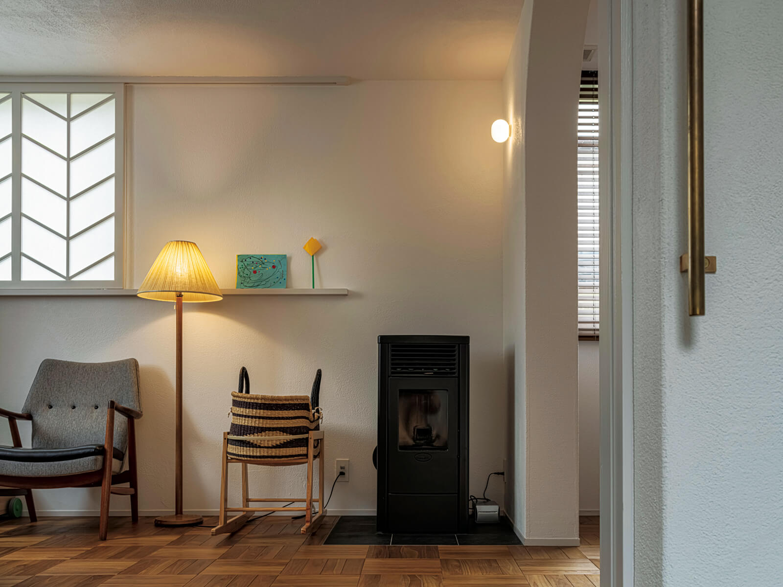 主暖房はペレットストーブ。暖かさだけでなく、炎の揺らぎを眺めて過ごす心穏やかな時間も与えてくれる