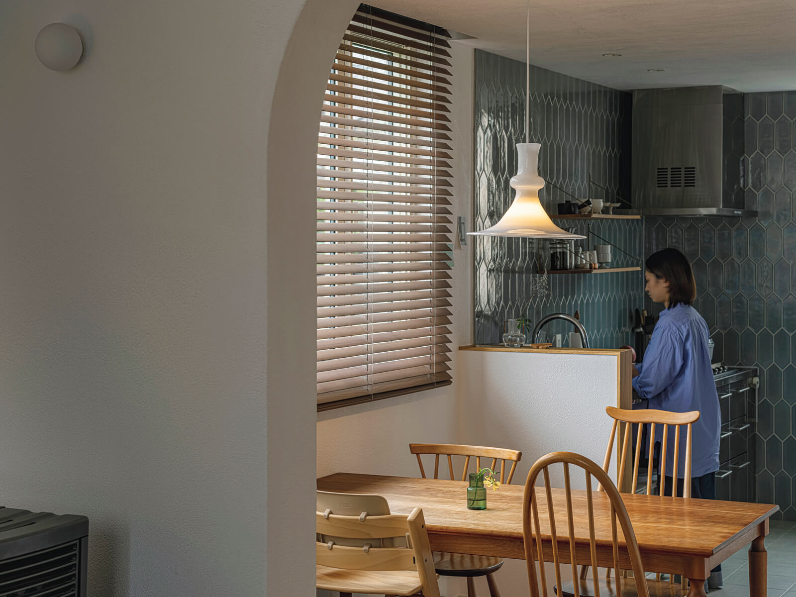 LDKは心地よいサイズ感。キッチンに立っていても、ダイニングやリビングで遊ぶお子さんたちの姿が視界に入るよう配慮されている