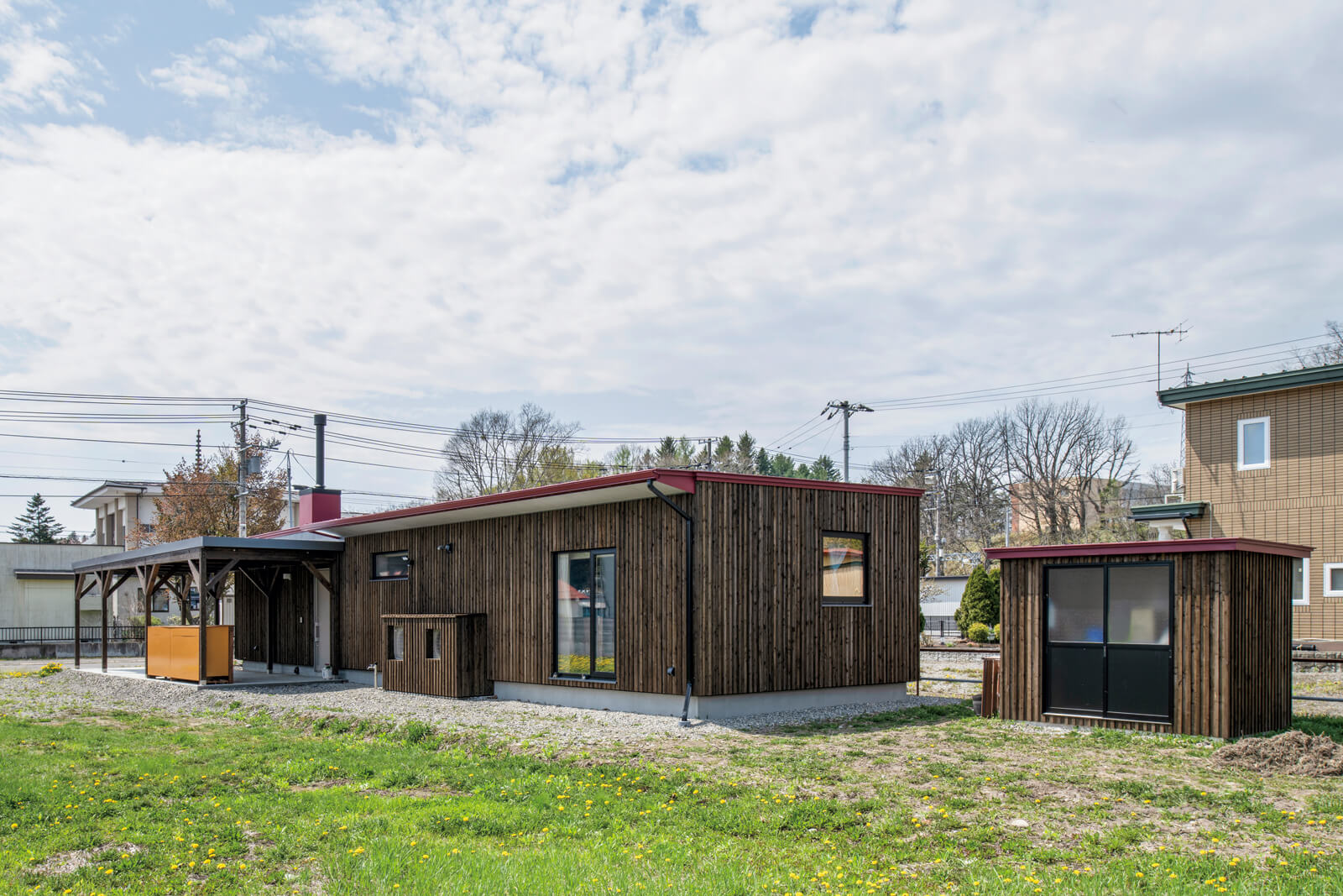 物置にも住宅と同じく道産カラマツを採用することで一体感をもたせた