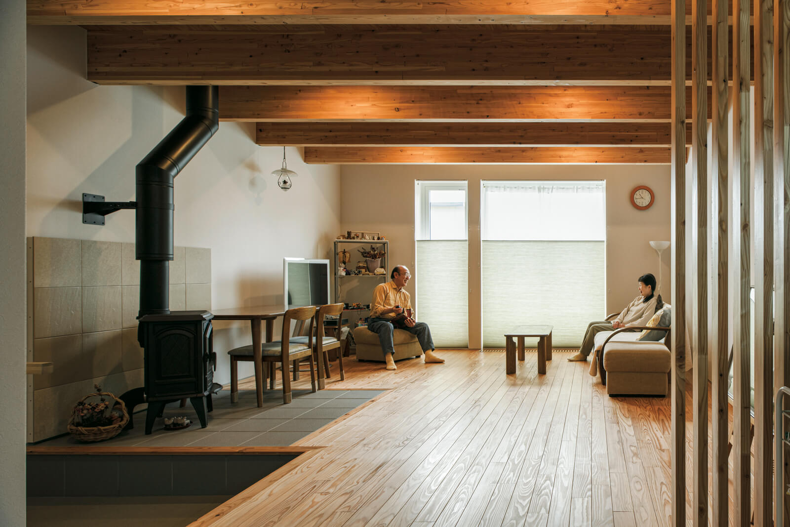 表情豊かなカラマツの無垢床はご夫妻のお気に入り。「写真を趣味にしている私にとって、カラマツは長年撮り続けてきた木なんです」とTさん。親しみのあるカラマツに包まれながら新たな暮らしを楽しんでいる