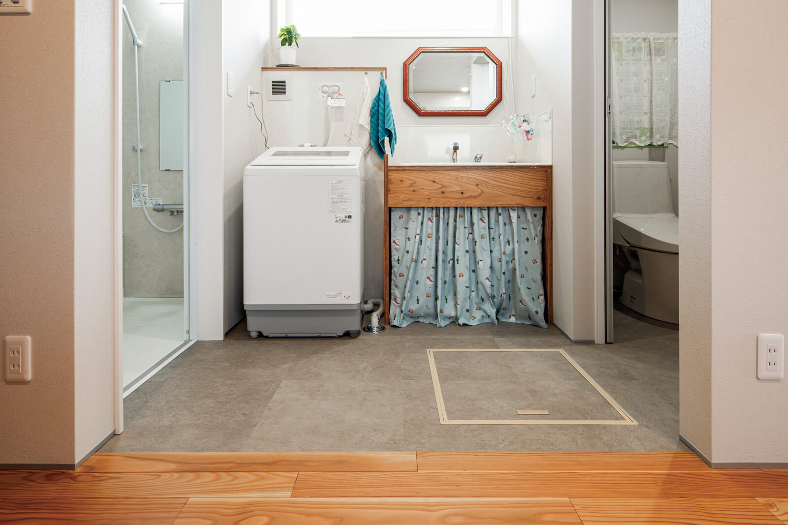 家の中央にまとめた水まわりは、リビングや個室など、どこからもアクセスがしやすい。「東京時代の住まいは3階建ての都市型住宅。上下階の行き来が大変だったので、コンパクトに暮らせる住まいは快適そのものです」とご夫妻