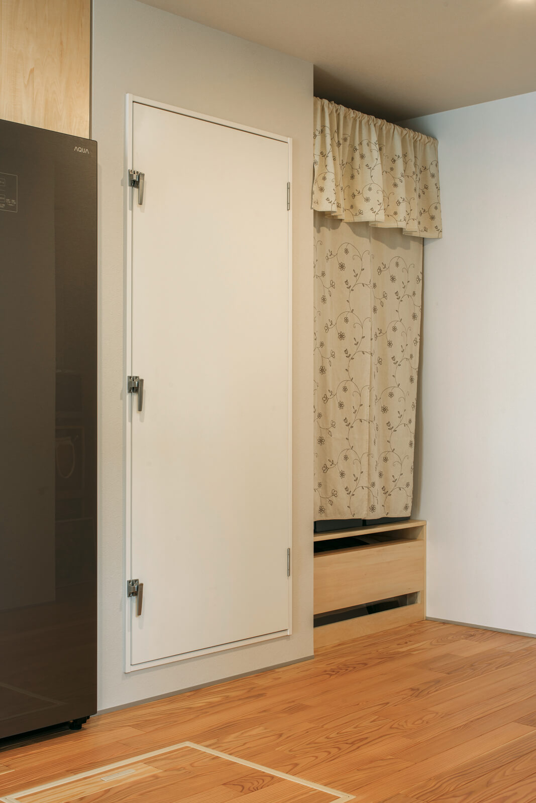 エアコン1台で室内を暖冷房する高性能な家づくりを行う水野建設。通常はテレビ台の中にエアコンを設置しているが、テレビ台がないTさん宅ではパントリー横の収納下に設置した