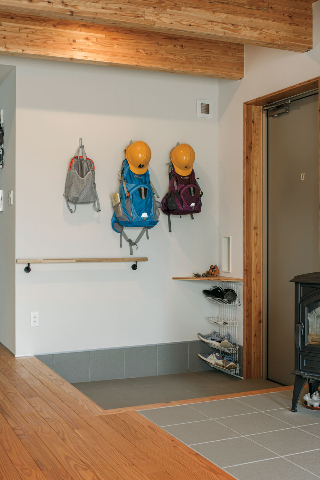 靴の脱ぎ履きをアシストする手すりと、コーナーの飾り棚は造作