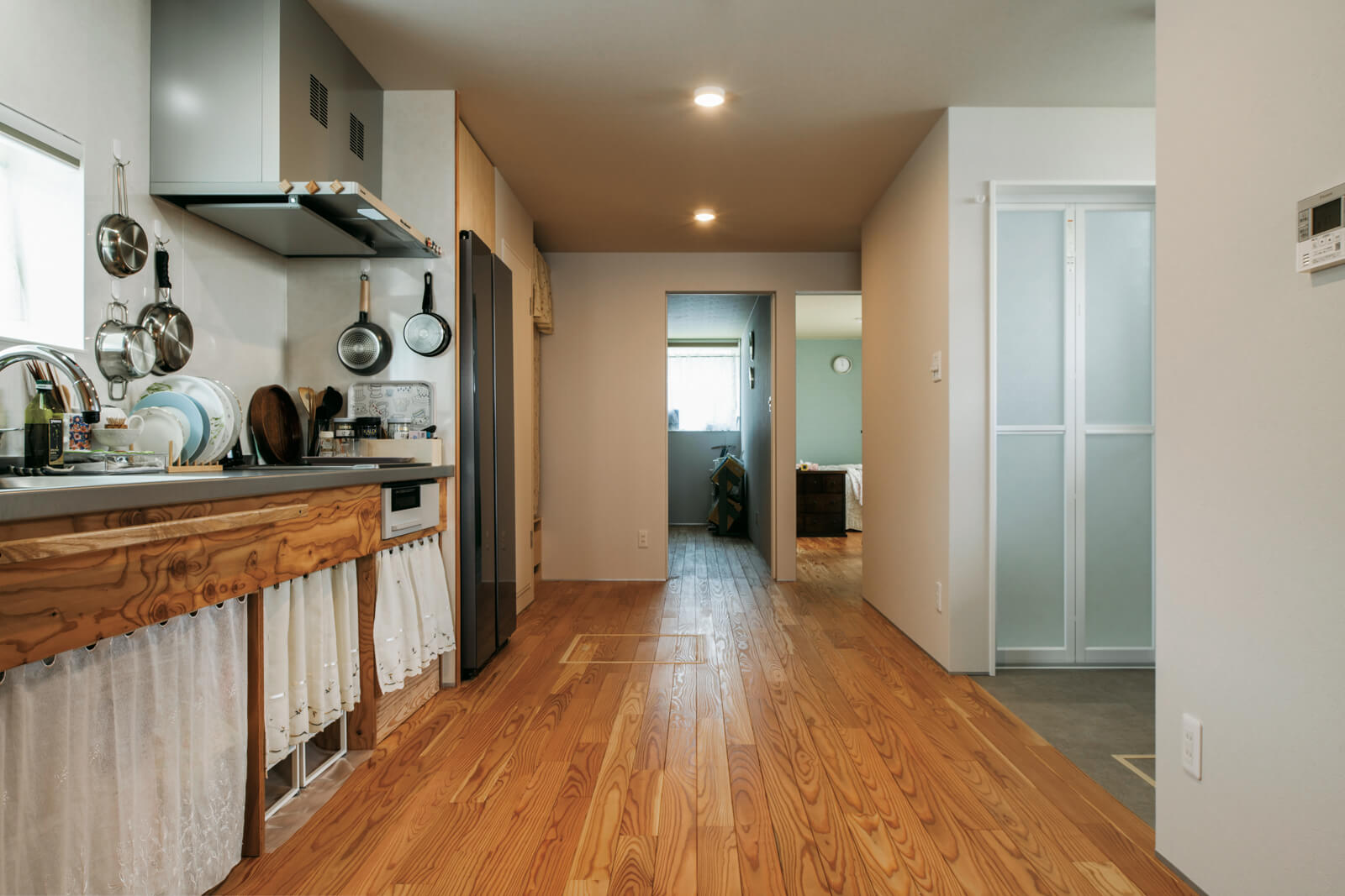 南北に長いTさん宅。LDKから個室まで長手方向に対して平行にカラマツの無垢床を張り、面積以上の奥行きと広がりを感じる空間に