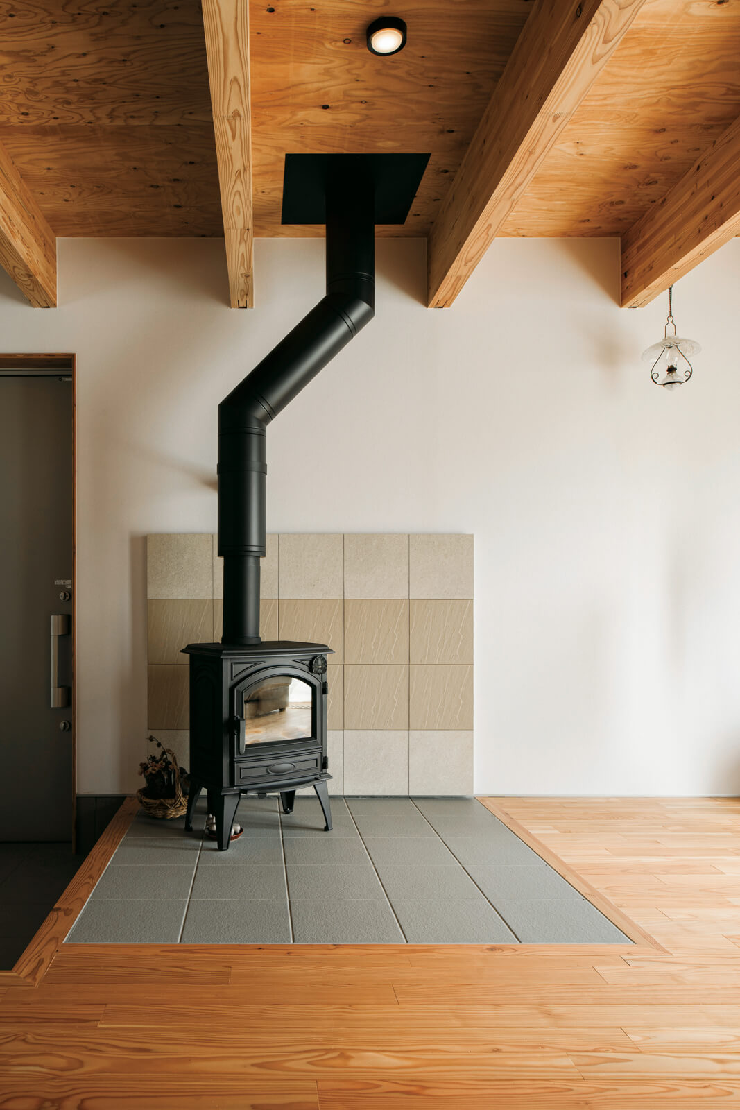 ソファに座って炎を眺めることを想定し、角度を付けて薪ストーブを設置