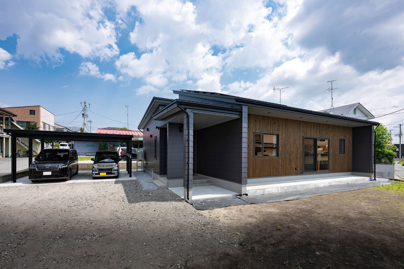 Mさん宅の外観はスギ材とガルバリウム鋼板でシックな仕上がり。Mさんの希望でスギ材には水性木材保護塗料を塗っている