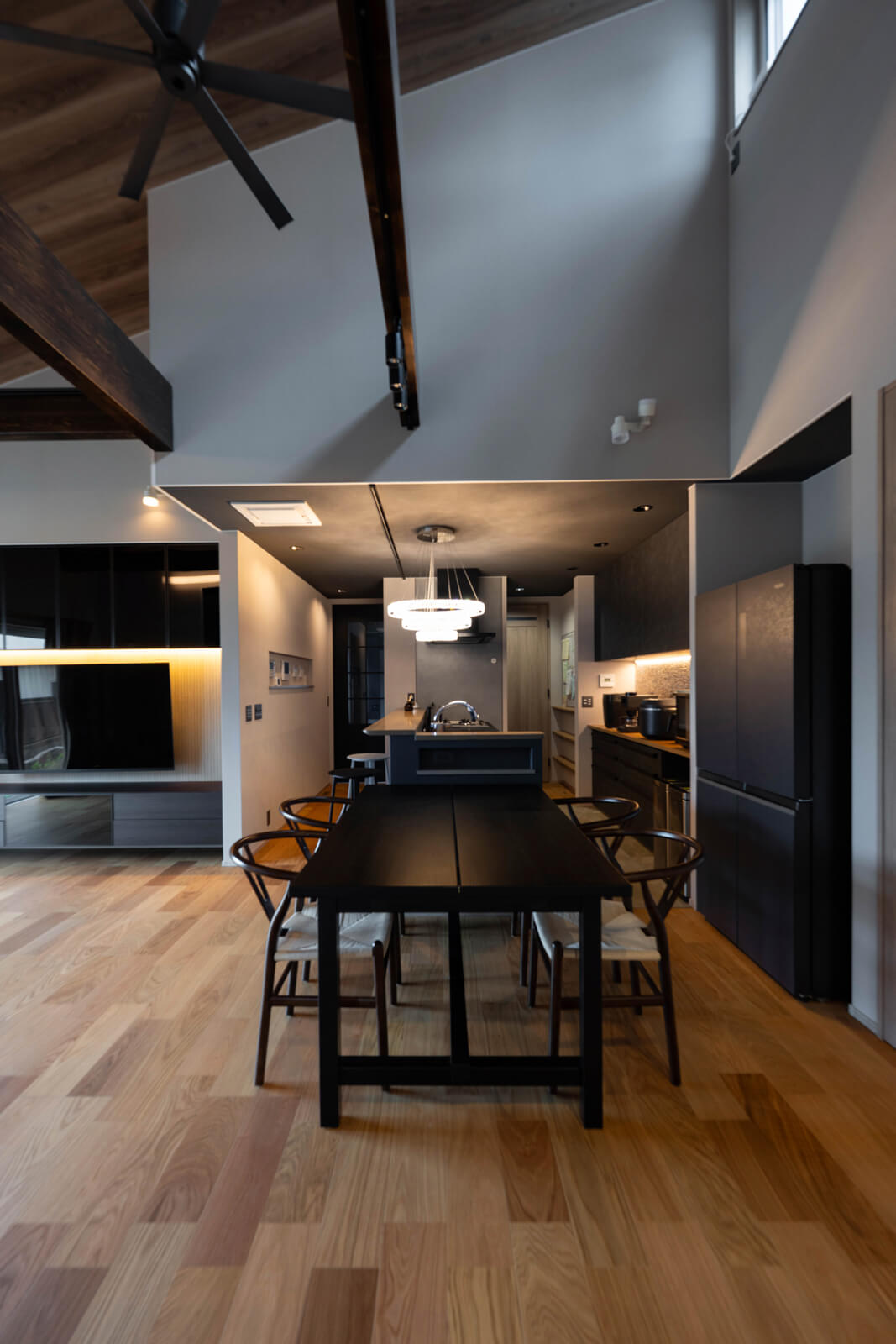 キッチンを中心に、ダイニング、リビング、玄関がつながっていて、帰宅した家族は必ずキッチンを通る動線になっている。キッチンにはカウンターを備え、ダイニングテーブルをすぐ隣に設置したことで、家族が集まりやすい空間に