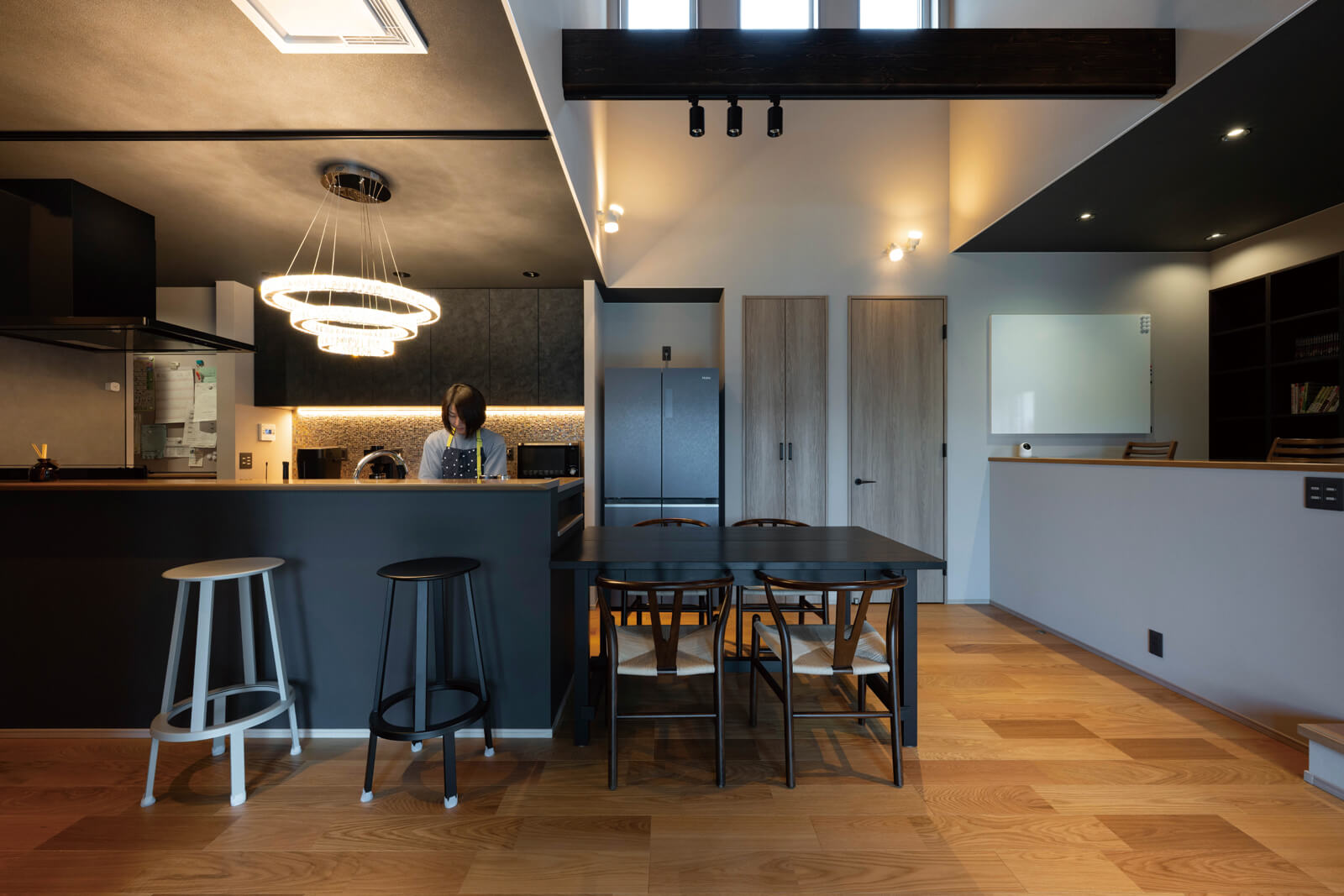 勾配天井の高さは高いところで5ｍ、低いところでも3ｍある。ハイサイドライトは一日中光量が安定している北向きに配置した。ダイニング奥のドアは2つの子ども部屋につながる