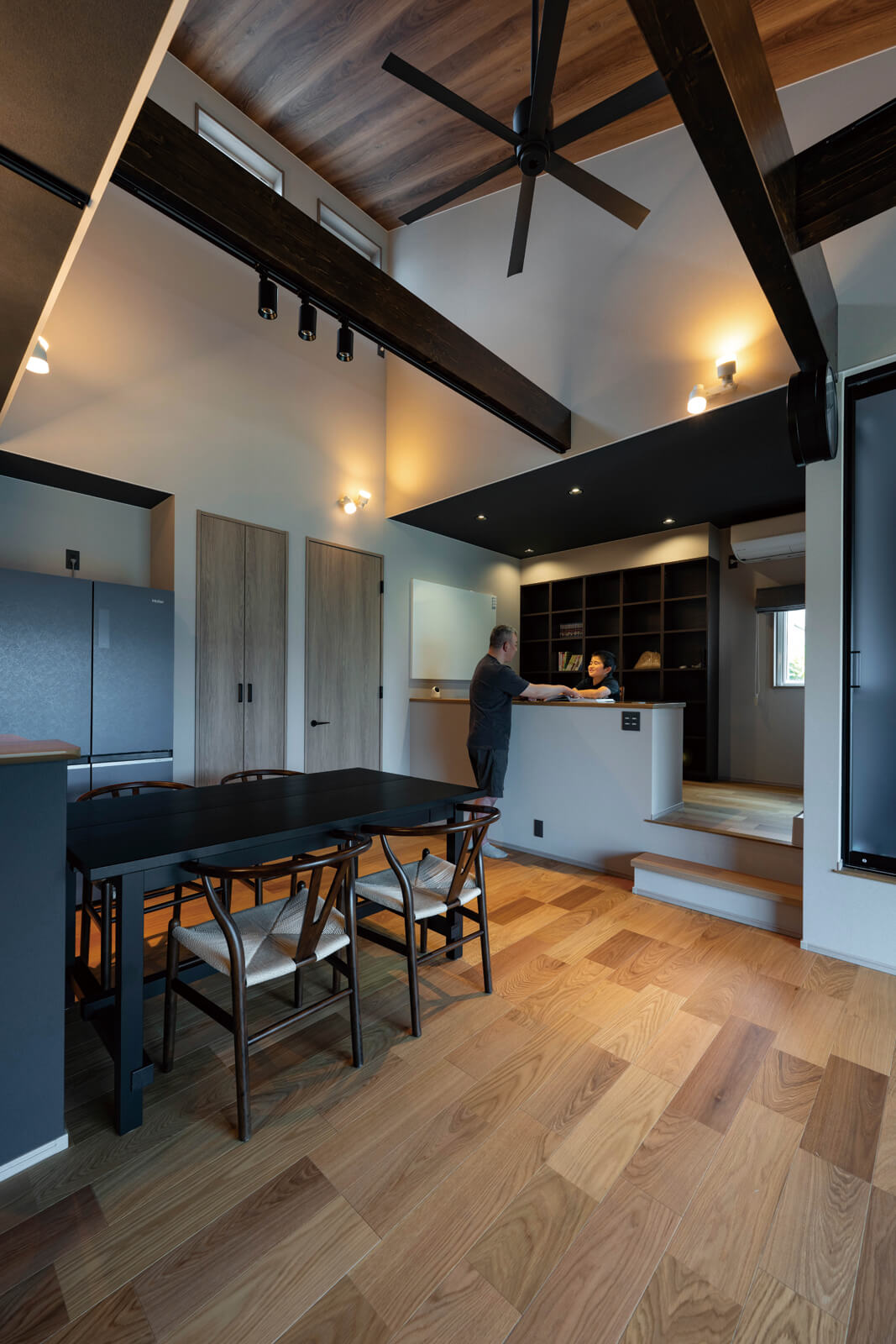 小上がりのスタディスペース。座っている人と立っている人の目線が同じ高さになるように設計した