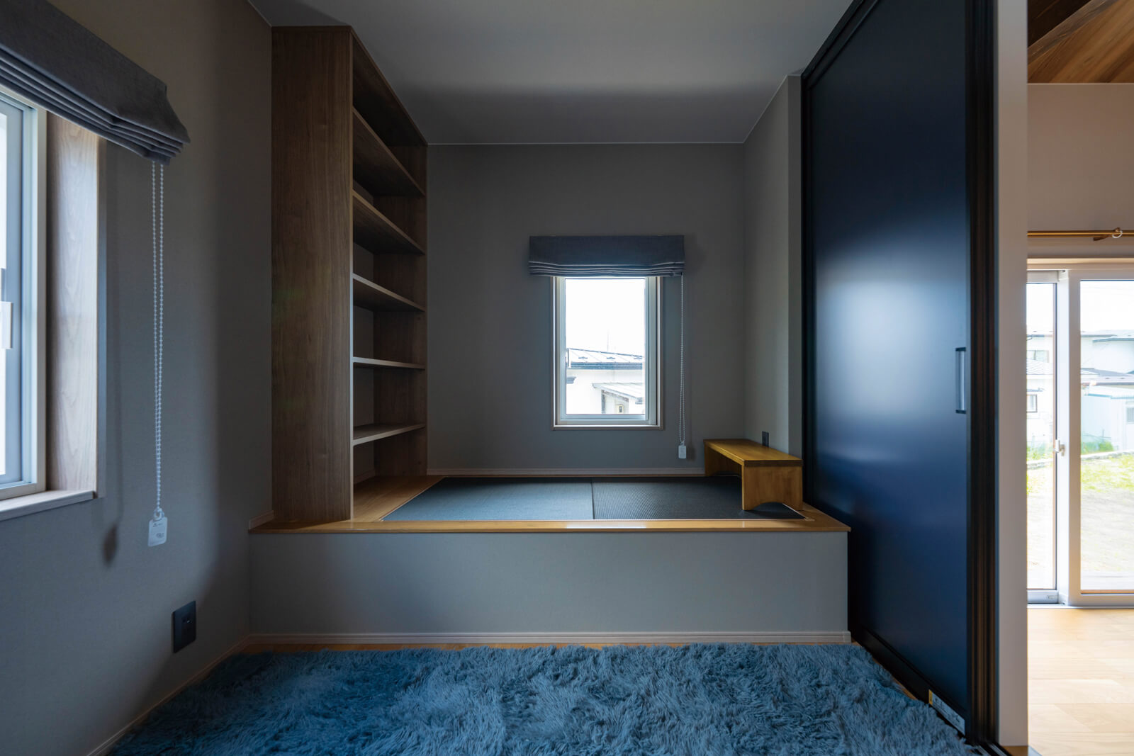 普段はシアタールーム、来客時は客間としても機能する小上がりのフリールーム。その中に、もう一段つくられた小上がりは、ヌックや椅子、ベッドの役割を果たす。すりガラスの引き戸を閉めれば個室としても使える