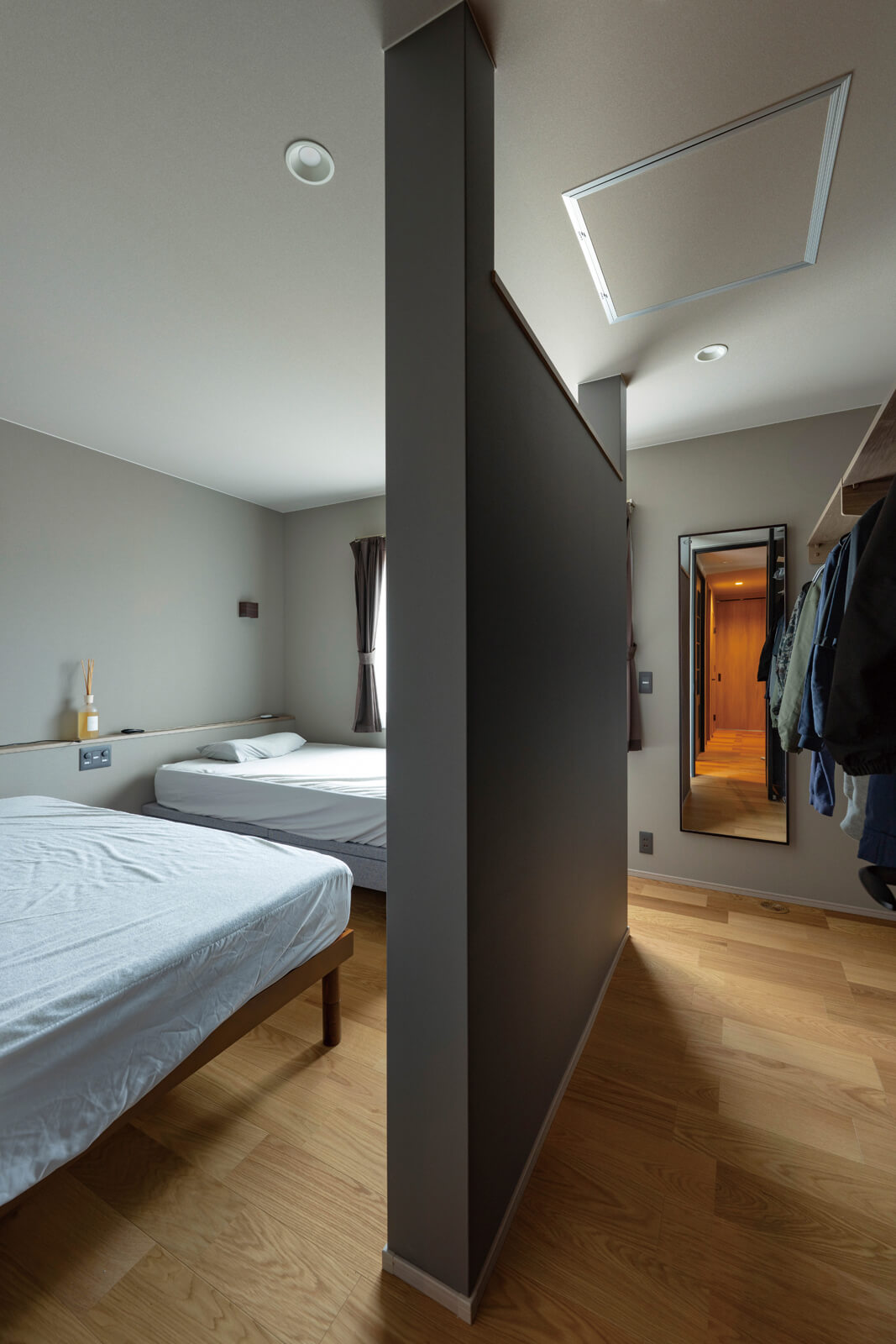 ウォークインクローゼットを備えたご夫妻の寝室は約7帖。壁を中心にした行き止まりのない間取りで、空間を無駄なく使用しつつ広く見せている