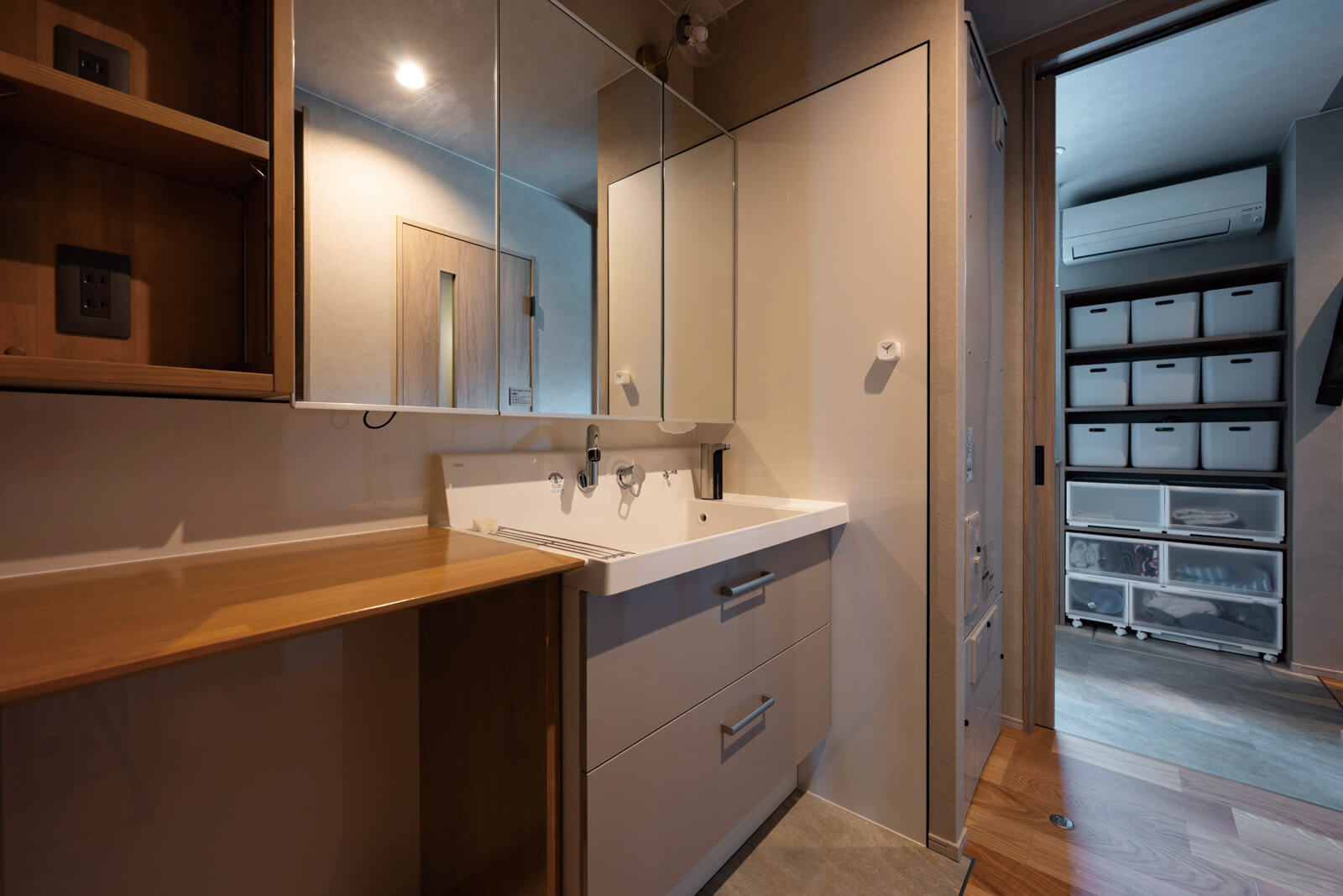 玄関のすぐそばに設けられた独立型の洗面スペース。帰宅後すぐに手が洗えるので衛生的