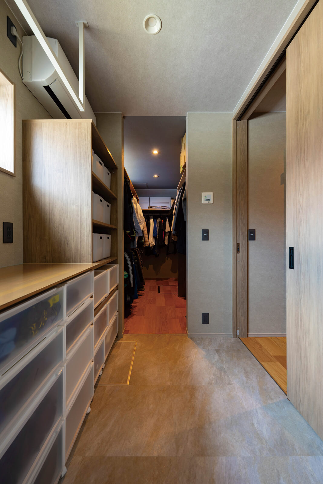 ランドリールームとファミリークローゼットは移動のしやすさを考え、建具を設置していない