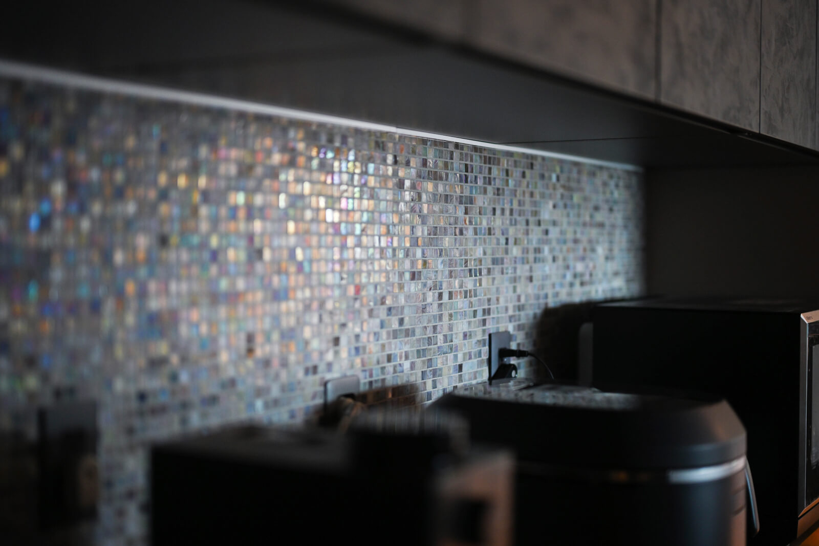 キッチン背面収納の遊び心のあるデザインのタイルはMさんの希望