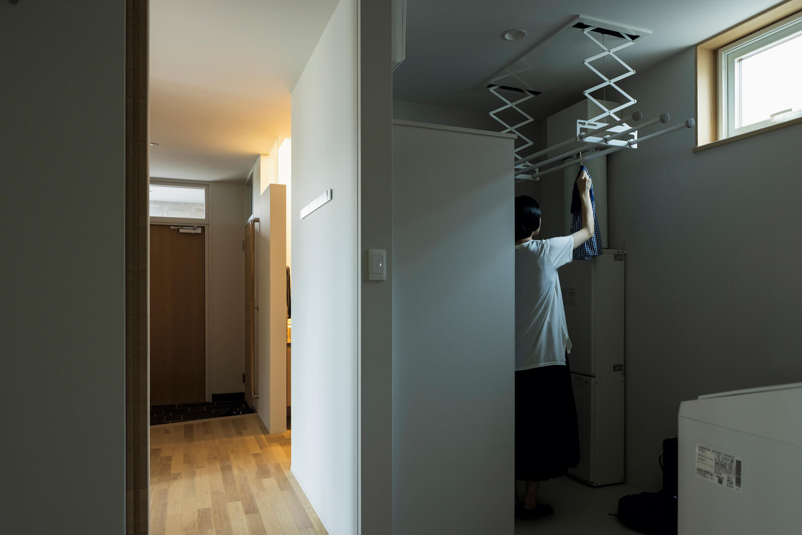 スロップシンクを備えたゆったりサイズのランドリールーム。Sさんの希望で洗面・脱衣室とは分離したつくりに