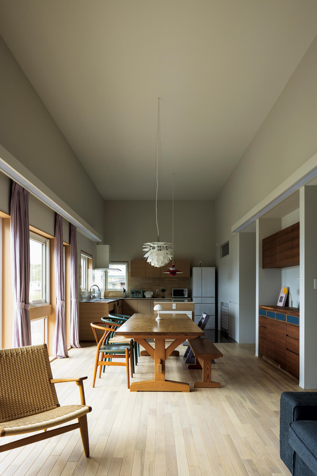 ルイス・ポールセンの照明、ハンス・J・ウェグナーの椅子など、澤田さんのアドバイスを受けながら、好きな照明や家具をそろえ、素材感豊かな空間にしっくりなじむインテリアも実現