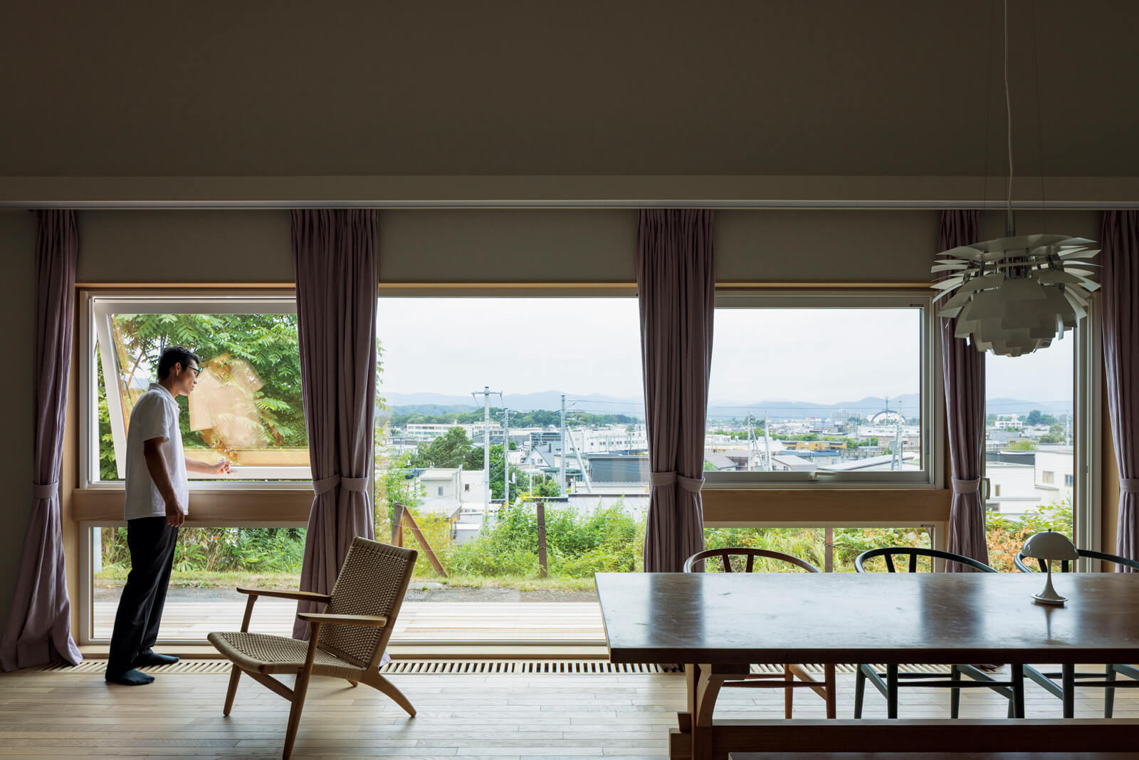 ウッドデッキをリビング・ダイニング横に設えたことで、住まいの内と外がゆるやかにつながり、広がり感を演出