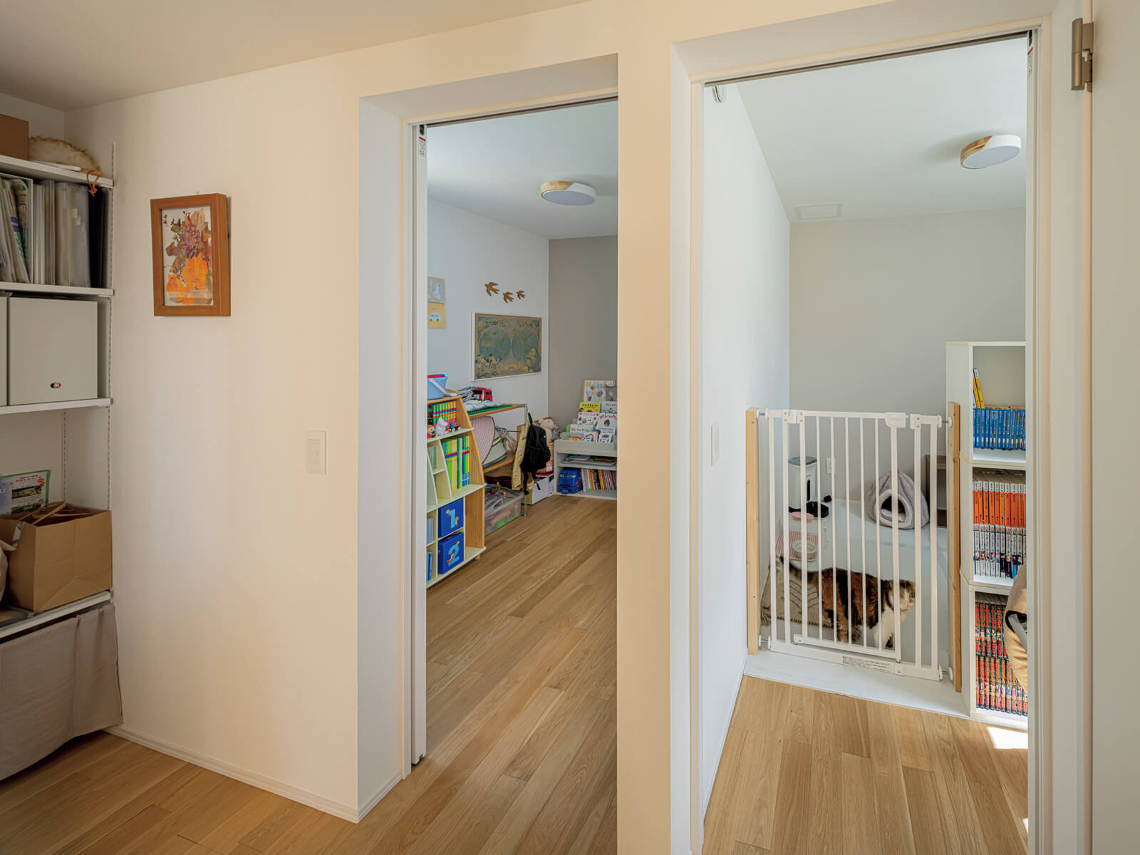 2階東側には約3.5帖の個室を2室レイアウト。キッチンから動線がつながり、目線が届きやすい個室は子ども部屋に最適。右手の個室は現在、10歳になる愛猫の部屋として活用している