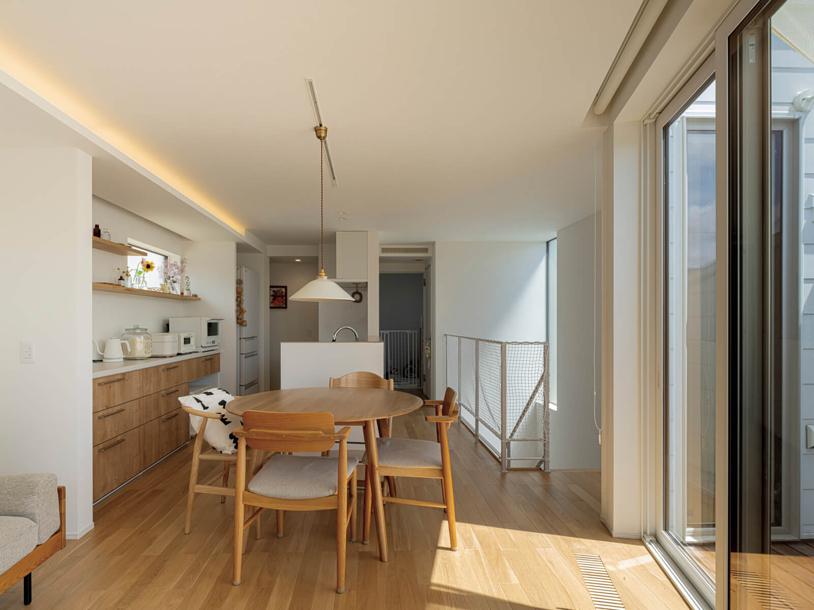 リビングからダイニング・キッチンを見る。2室の個室はキッチンと裏動線でつながり、回遊できる