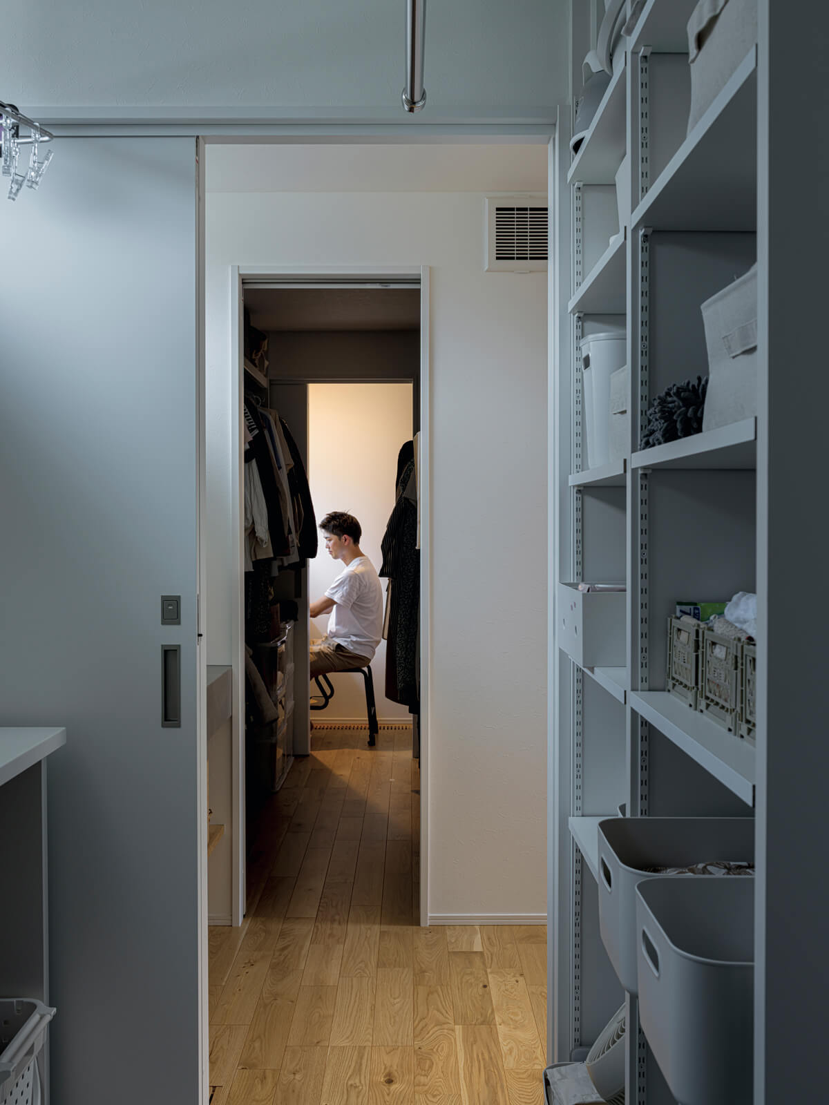 水まわりは1階西側に集約。ユーティリティに隣接して、乾いた洗濯物をすぐにしまえるファミリークローゼットを設け、さらにその奥にSさんが希望していた書斎を設置した