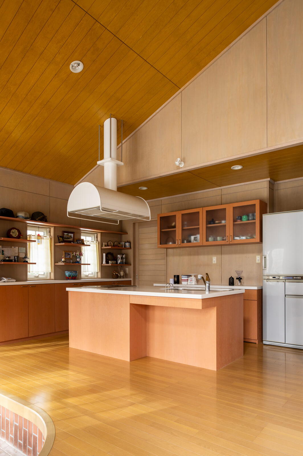 オープンなキッチンは造作仕様。収納家具やレンジフードも空間に合わせて設え、やわらかくスモーキーな色合いにもこだわった