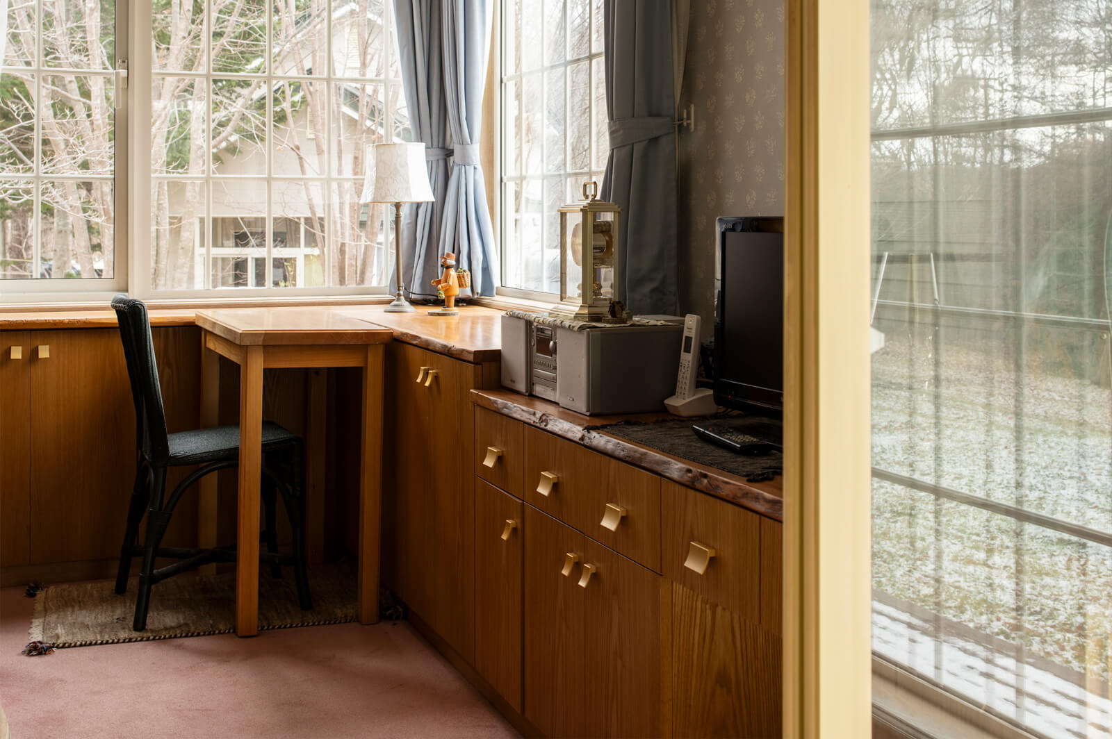 LDKに隣接する寝室には、窓辺にカウンターデスクや収納家具、本棚も造作