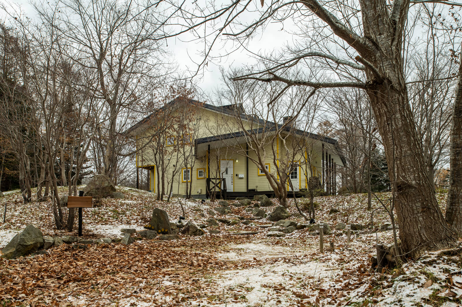 森の風景を存分に楽しめる自然豊かな場所にたたずむYさん宅