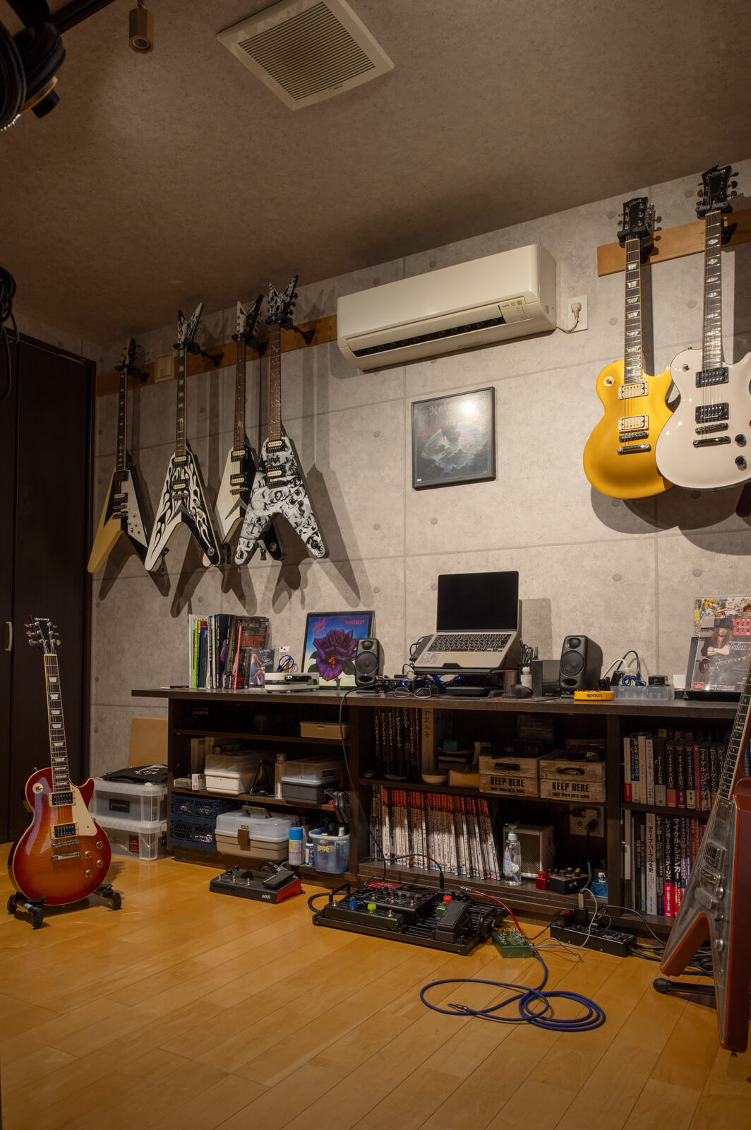 2階に設けた音楽室は、ご主人のたっての願いで実現。ところ狭しと並ぶコレクションが、ご主人のギター熱を無言で語っている