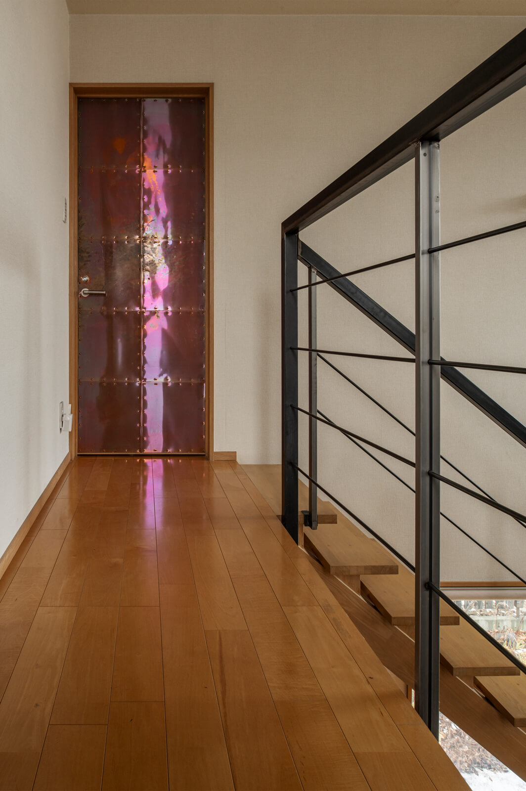 2階階段ホール端にレイアウトした音楽室には、銅板を用いた造作建具を採用。室内にも防音シートを採用し、音漏れ対策は万全