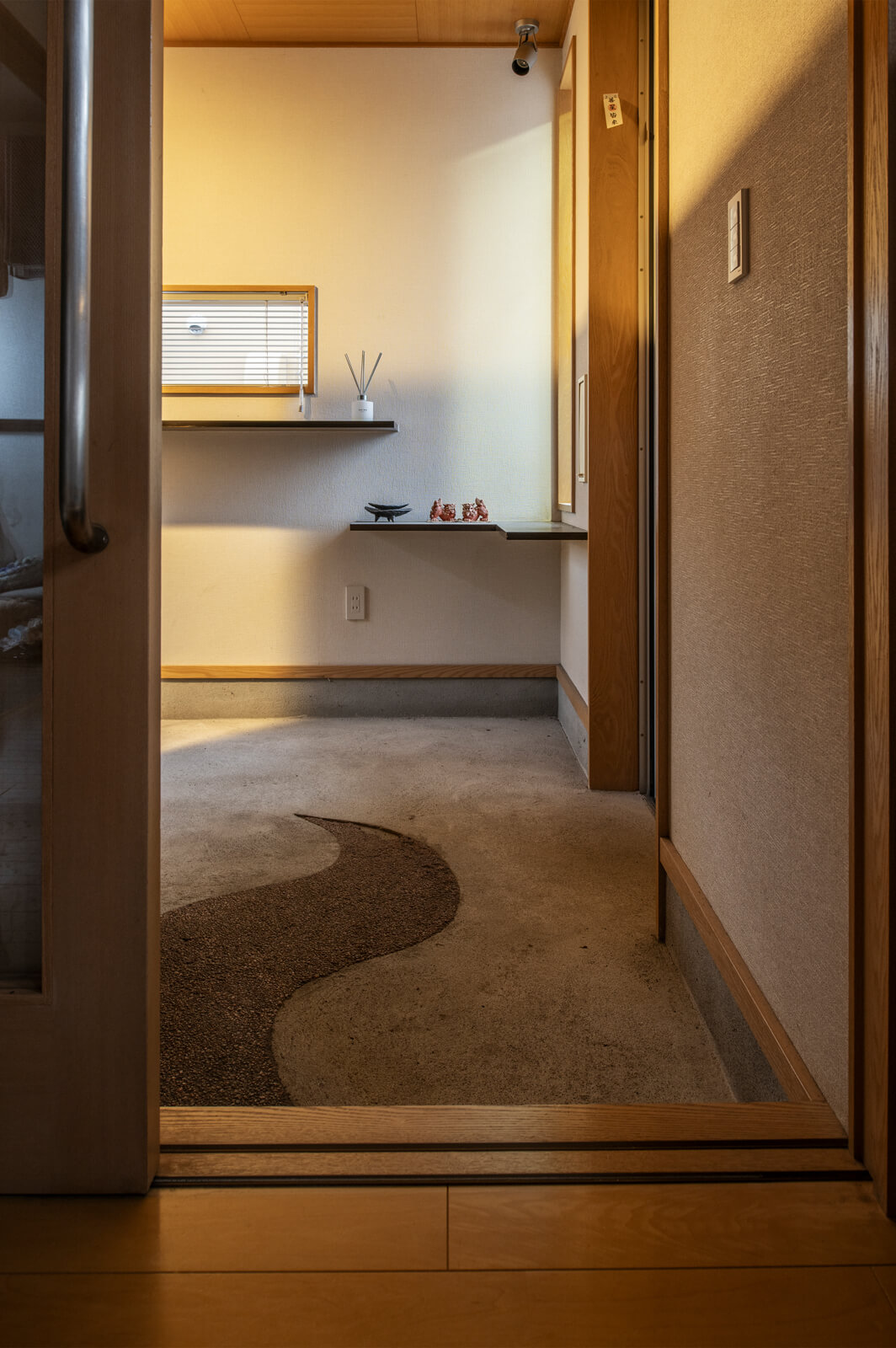 玄関土間はゆったりと設え、左手奥には庭作業に便利な作業場を設けた