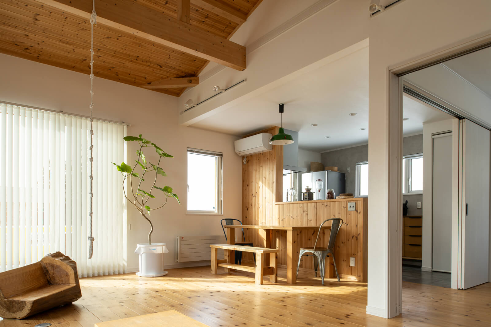 ご夫妻の「窓はできる限り大きく、多く」という要望を反映したLDKは、陽射しがたっぷり入って明るい。床には足触りのいいベイマツを採用した