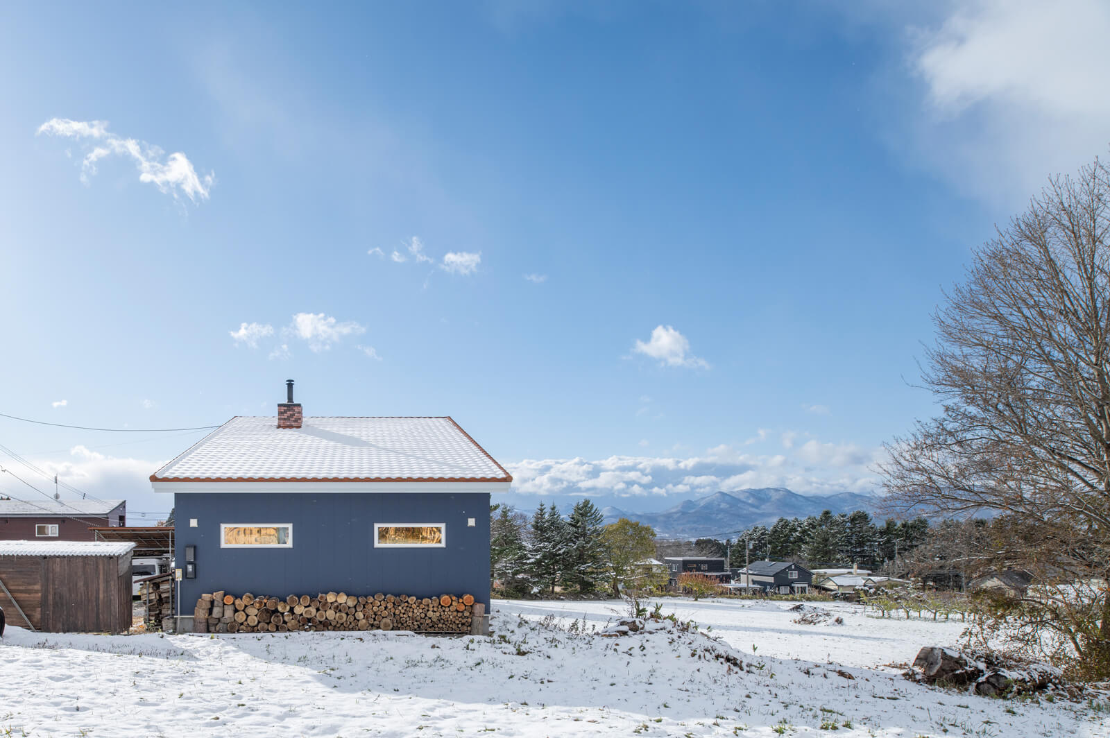 田園風景になじむKさん宅の外観。屋根材には、板金職人の友人に勧められた洋瓦、メトロシェイクを採用。「施工も友人に依頼。畑中産業の柔軟な対応がありがたかったです」とKさん