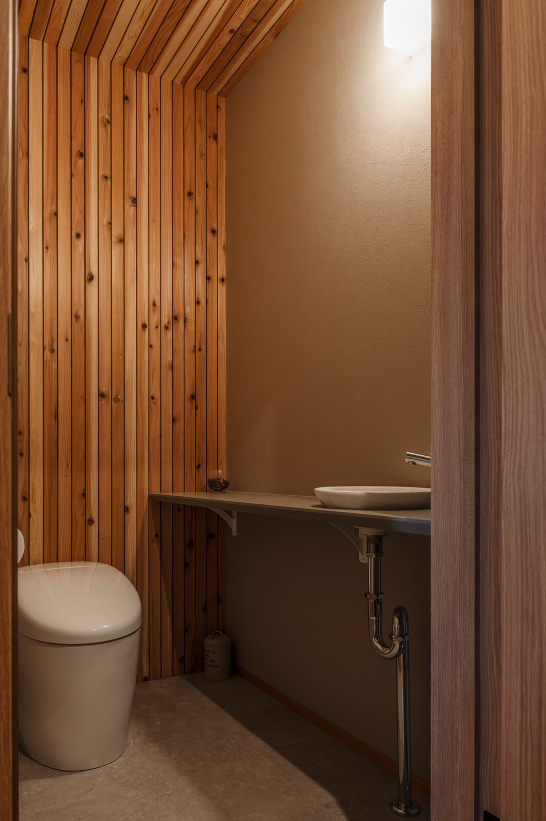 壁と天井にスギ板を採用した温かみのあるトイレは、Tさんこだわりの一つ。手洗いカウンターも備えている