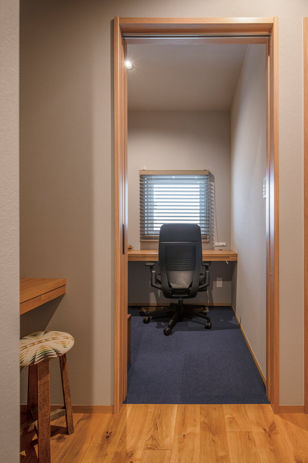 仕事を持ち帰ることが多いTさんのために、個室の書斎を確保。その手前にも奥さんのワークスペースとして、そして将来子どものスタディスペースとして使える書斎を設けた。ライフステージの変化に対応するフレキシブルな空間