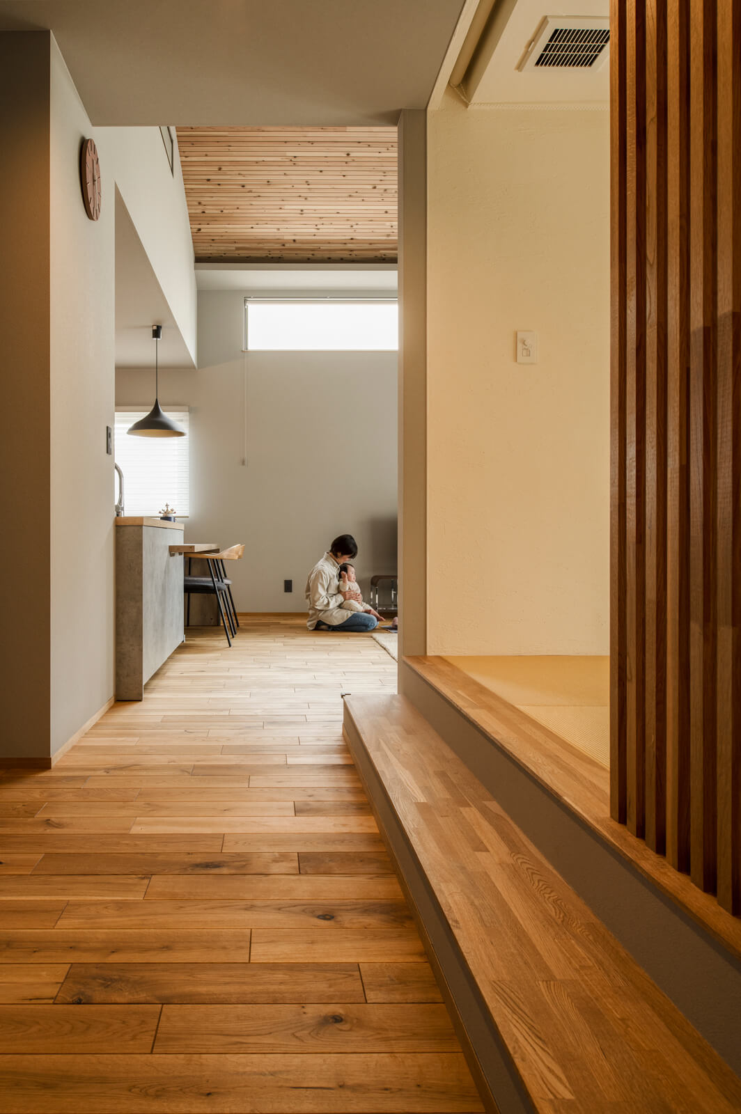 廊下を進んだ先には、開放的なLDK。和室はオープンにつながる空間でありながらも、LDKと視線をずらすことで緩やかな独立性を持たせている