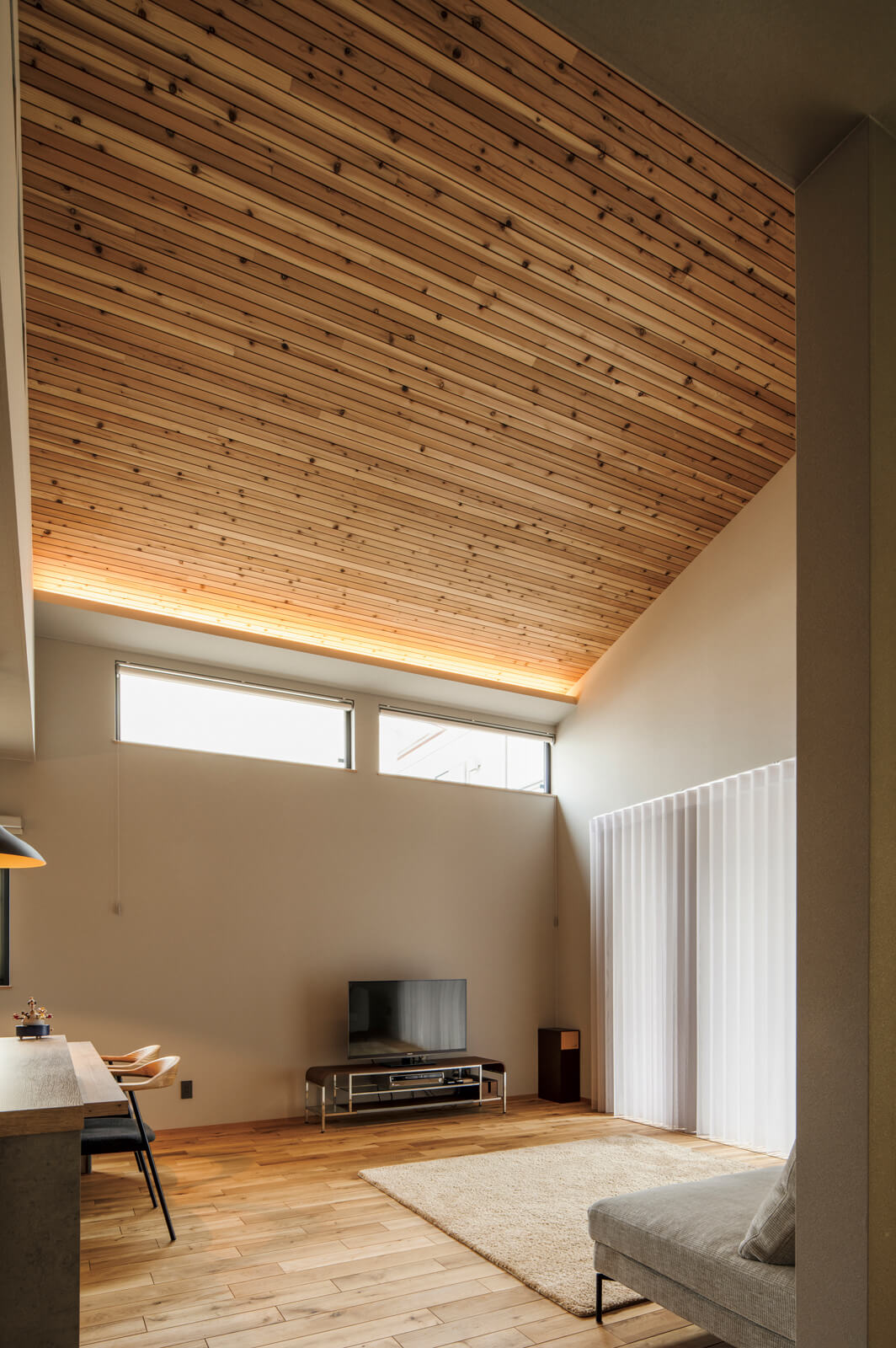 最高天井高が4mを超える勾配天井が開放感をもたらすリビングは、家具配置で自由に変化できる余白のある設計に