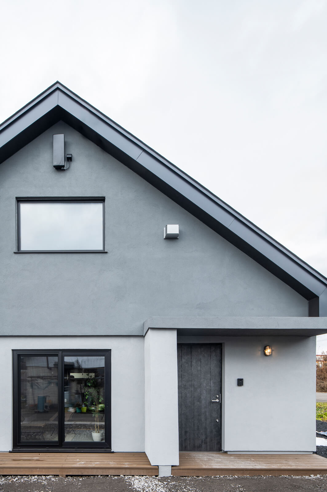 玄関前に造作したウッドデッキには、コシイプレザービング社の「腐らない木」を採用し耐久性を高めた（束石無し）